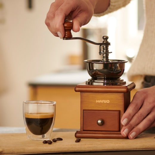 Elektrické a ručné mlynčeky na kávu | TCHIBO
